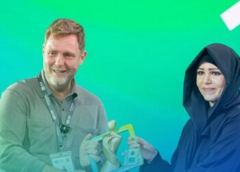 سايمون سكويب يتوج بجائزة المليون دولار في قمة المليار متابع 2025