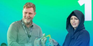 سايمون سكويب يتوج بجائزة المليون دولار في قمة المليار متابع 2025