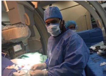 طبيب إماراتي ينقذ شابًا من خطر الجلطة القاتلة باستخدام تقنية “المكناس المبتكرة”