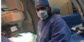 طبيب إماراتي ينقذ شابًا من خطر الجلطة القاتلة باستخدام تقنية “المكناس المبتكرة”
