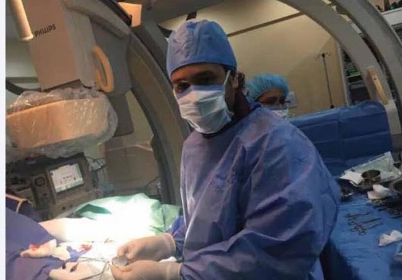 طبيب إماراتي ينقذ شابًا من خطر الجلطة القاتلة باستخدام تقنية “المكناس المبتكرة”