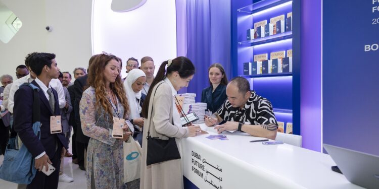 ضمن الفعاليات المتنوعة في أكبر تجمع عالمي لخبراء ومؤسسات استشراف المستقبل ابتكارات وتجارب مستقبلية وورش عمل وإطلاق كتبٍ لمؤلفين عالميين في أول أيام “منتدى دبي للمستقبل 2025 “